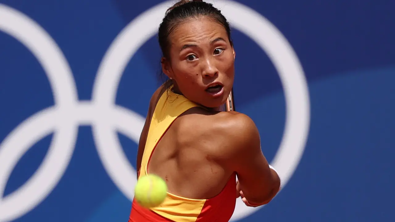 La tenista china Quinwen Zheng devuelve la bola a la polaca Iga Swiatek durante la semifinal femenina de tenis que enfrento a ambas en el marco de los Juegos Ol&iacute;mpicos Par&iacute;s 2024. EFE/ Juanjo Martin