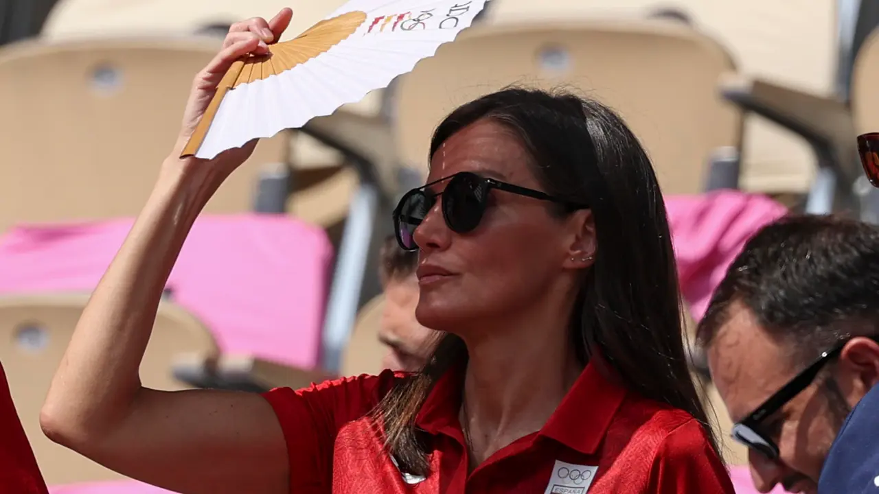La reina Letizia asiste al partido de cuartos de final entre el estadounidense Tommy Paul y el espa&ntilde;ol Carlos Alcaraz en el marco de los Juegos Ol&iacute;mpicos Par&iacute;s 2024, este jueves, en la capital francesa. EFE/ Juanjo Martin