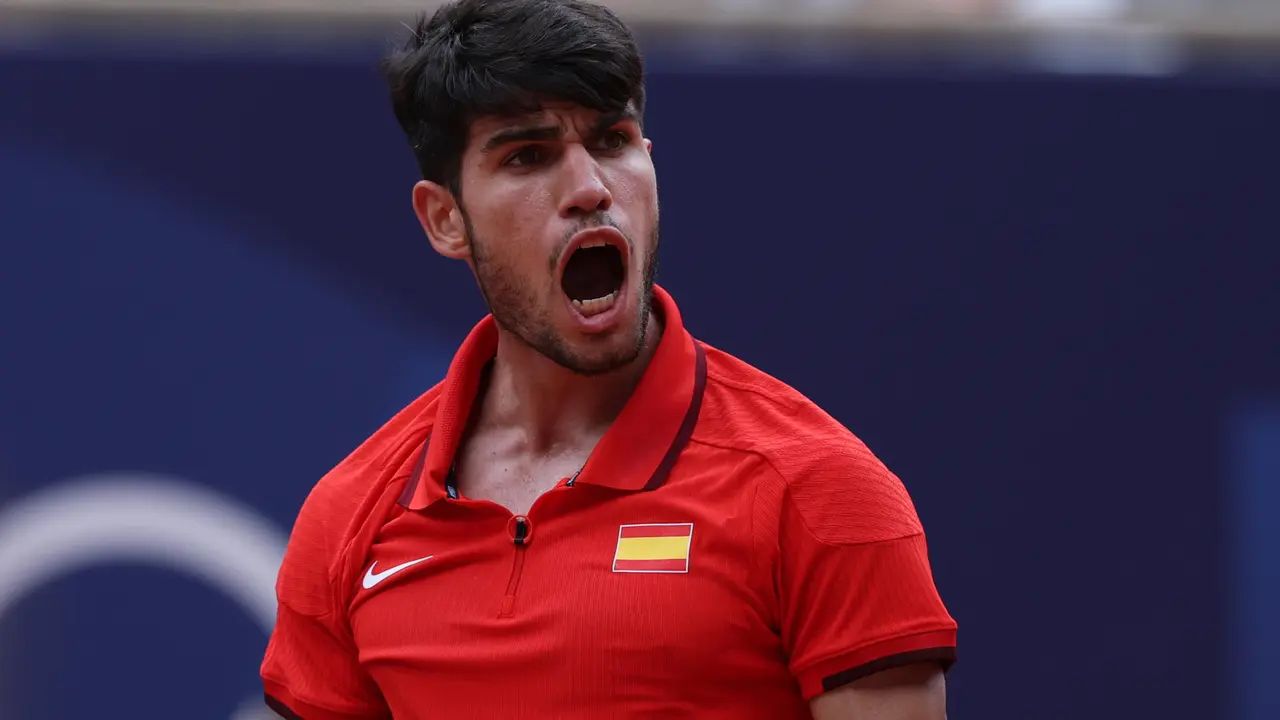 El espa&ntilde;ol Carlos Alcaraz durante el partido ante el estadounidense Tommy Paul, de cuartos de final celebrados en el marco de los Juegos Ol&iacute;mpicos Par&iacute;s 2024, este jueves, en la capital francesa. EFE/ Juanjo Mart&iacute;n