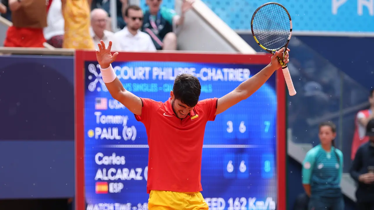 El espa&ntilde;ol Carlos Alcaraz tras imponerse al estadounidense Tommy Paul durante los cuartos de final celebrados en el marco de los Juegos Ol&iacute;mpicos Par&iacute;s 2024, este jueves, en la capital francesa. EFE/ Juanjo Mart&iacute;n