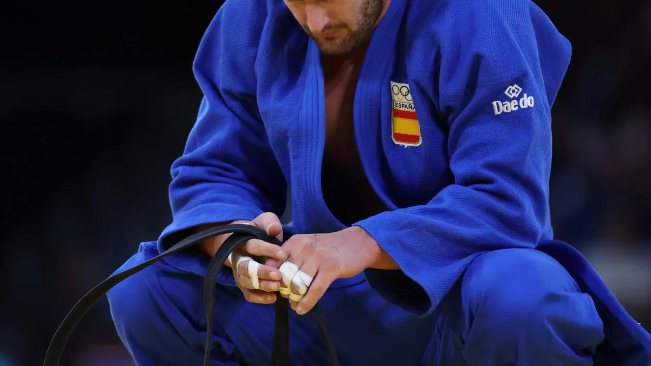 - El espa&ntilde;ol Niko Shera (azul) combate contra el suizo Daniel Eich en la ronda de cuartos de final de la categoor&iacute;a -100kg en judo masculino en el marco de los Juegos O&iacute;mpicos Par&iacute;s 2024, este jueves, en la capital francesa. EFE/ Miguel Gutierrez
