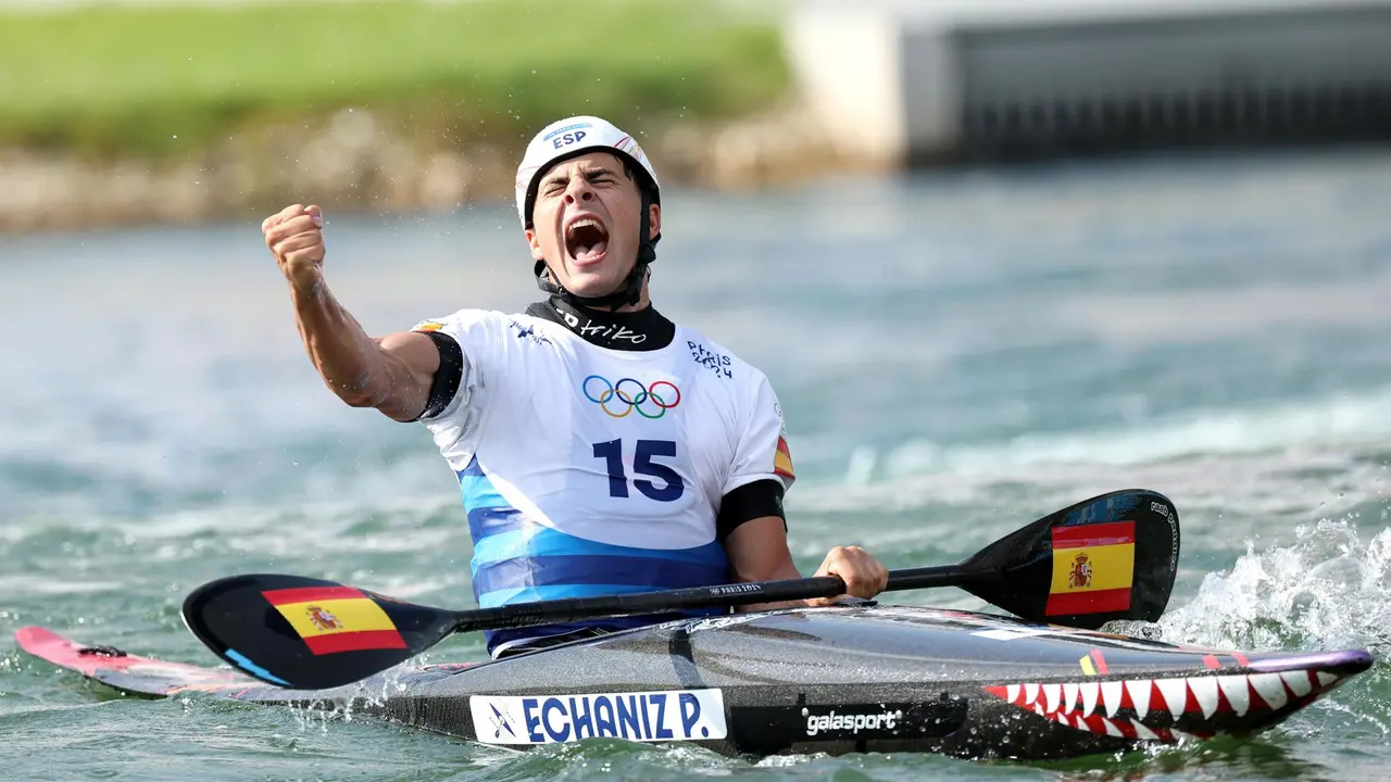 El pirag&uuml;ista Pau Echaniz celebra su triunfo en la prueba de kayak masculina que se ha disputado en el Vaires-sur-Marne Nautical Stadium, en Vaires-sur-Marne,Francia. EFE/EPA/ALI HAIDER