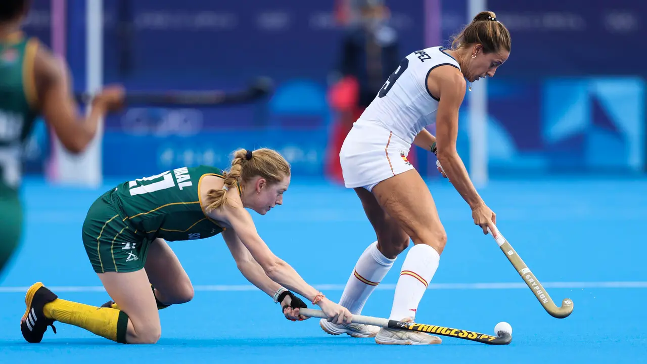 La defensaora de Espa&ntilde;a Mar&iacute;a L&oacute;pez (d) ante la jugadora de Sud&aacute;frica Kayla de Waal durante el partido del Grupo B de Hockey sobre Hierba de los Juegos Ol&iacute;mpicos de Par&iacute;s 2024, entre Espa&ntilde;a y Sud&aacute;frica, en el estadio Yves-du-Manoir Stadium 2 en Colombes, Francia. EFE/ Sashenka Gutierrez