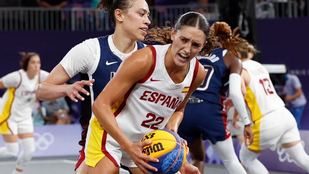 La jugadora de Espa&ntilde;a Juana Camilion (i) y Dearica Hamby de Estados Unidos durante el partido de fase de grupos de Baloncesto 3x3 Femenino de los Juegos Ol&iacute;mpicos de Par&iacute;s 2024, entre Espa&ntilde;a y Estados Unidos, en la sede La Concorde de la capital francesa.  EFE/ Julio Mu&ntilde;oz