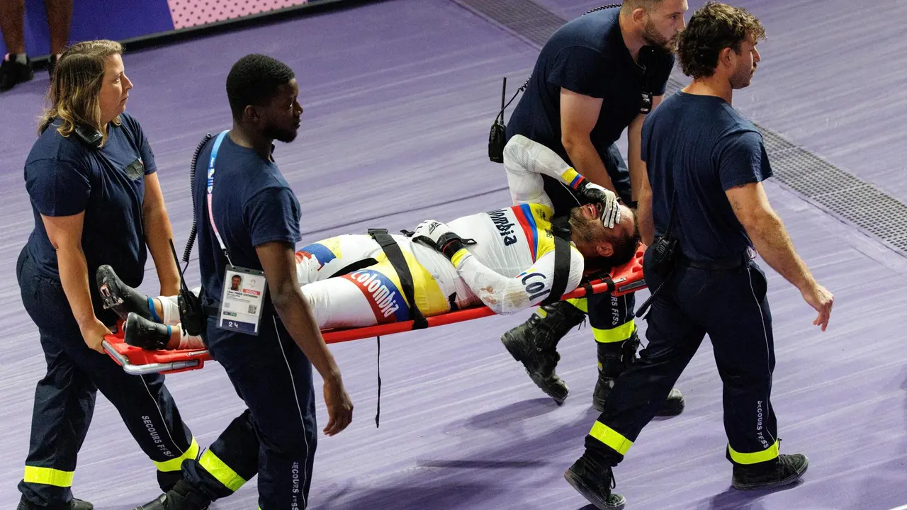 El ciclista colombiano Carlos Ram&iacute;rez se fractur&oacute; la mano derecha en una ca&iacute;da en la repesca de cuartos de final del BMX de los Juegos Ol&iacute;mpicos de Par&iacute;s 2024. EFE/EPA/TOLGA AKMEN