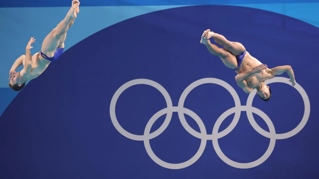 Los espa&ntilde;oles Adri&aacute;n Abad&iacute;a y Nicol&aacute;s Garc&iacute;a Boissier concluyeron sextos en la final de la prueba de saltos de trampol&iacute;n sincronizados de 3 metros. EFE/EPA/TERESA SUAREZ