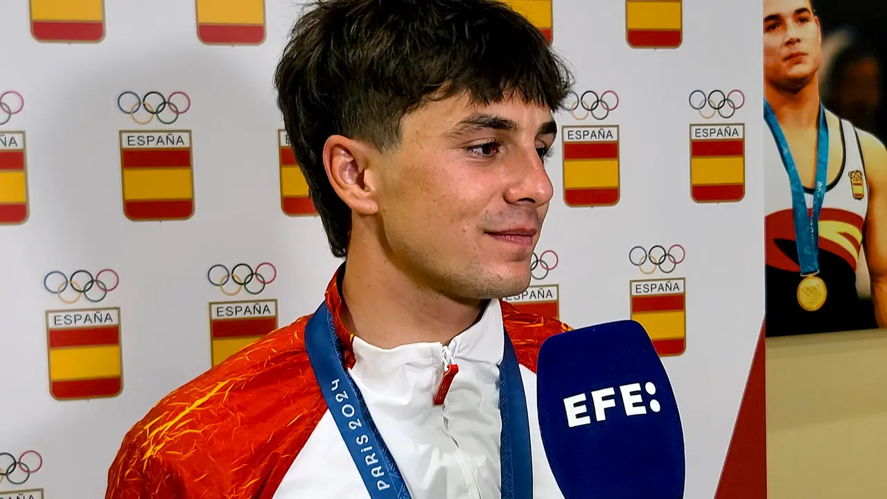 Pau Echaniz, en la Casa de Espa&ntilde;a tras conquistar el bronce en pirag&uuml;ismo en los Juegos Ol&iacute;mpicos de Par&iacute;s 2024. EFE/Edgar Sapi&ntilde;a Manchado