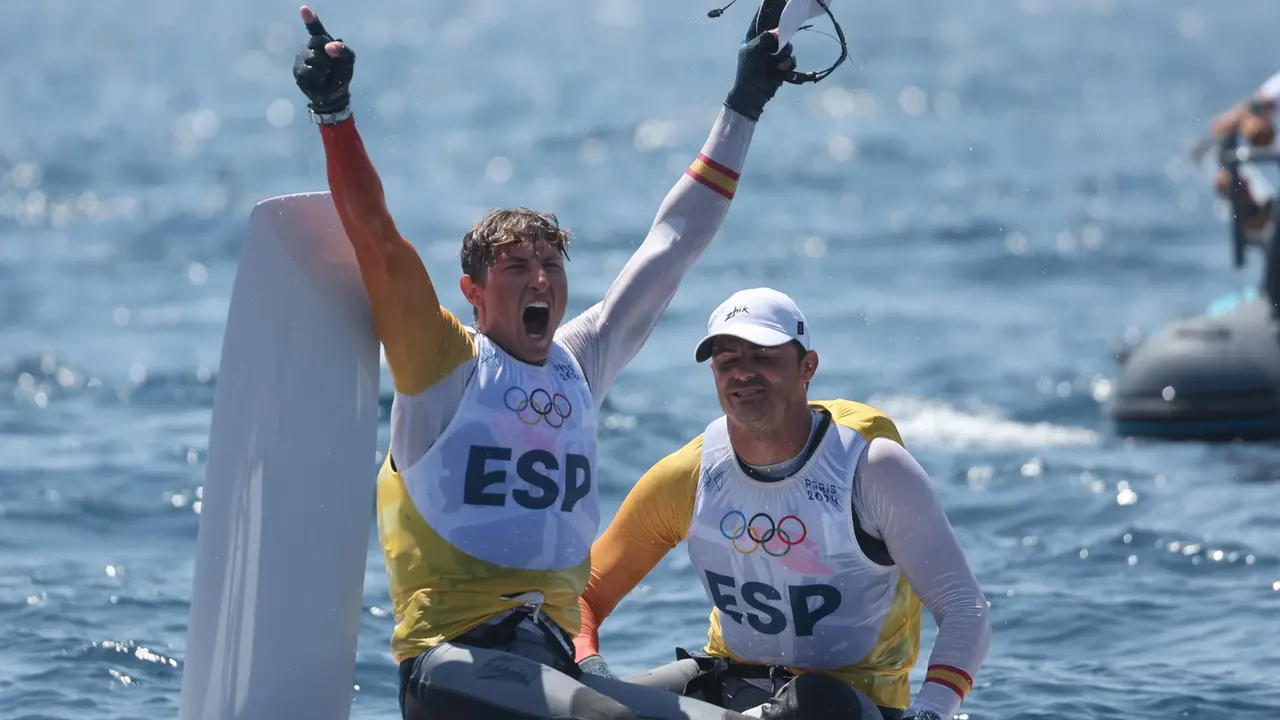 Los espa&ntilde;oles Diego Bot&iacute;n y Florian Trittel celebran la medalla de oro lograda en la clase 49erFX de los Juegos Ol&iacute;mpicos de Paris 2024. EFE/EPA/OLIVIER HOSLET