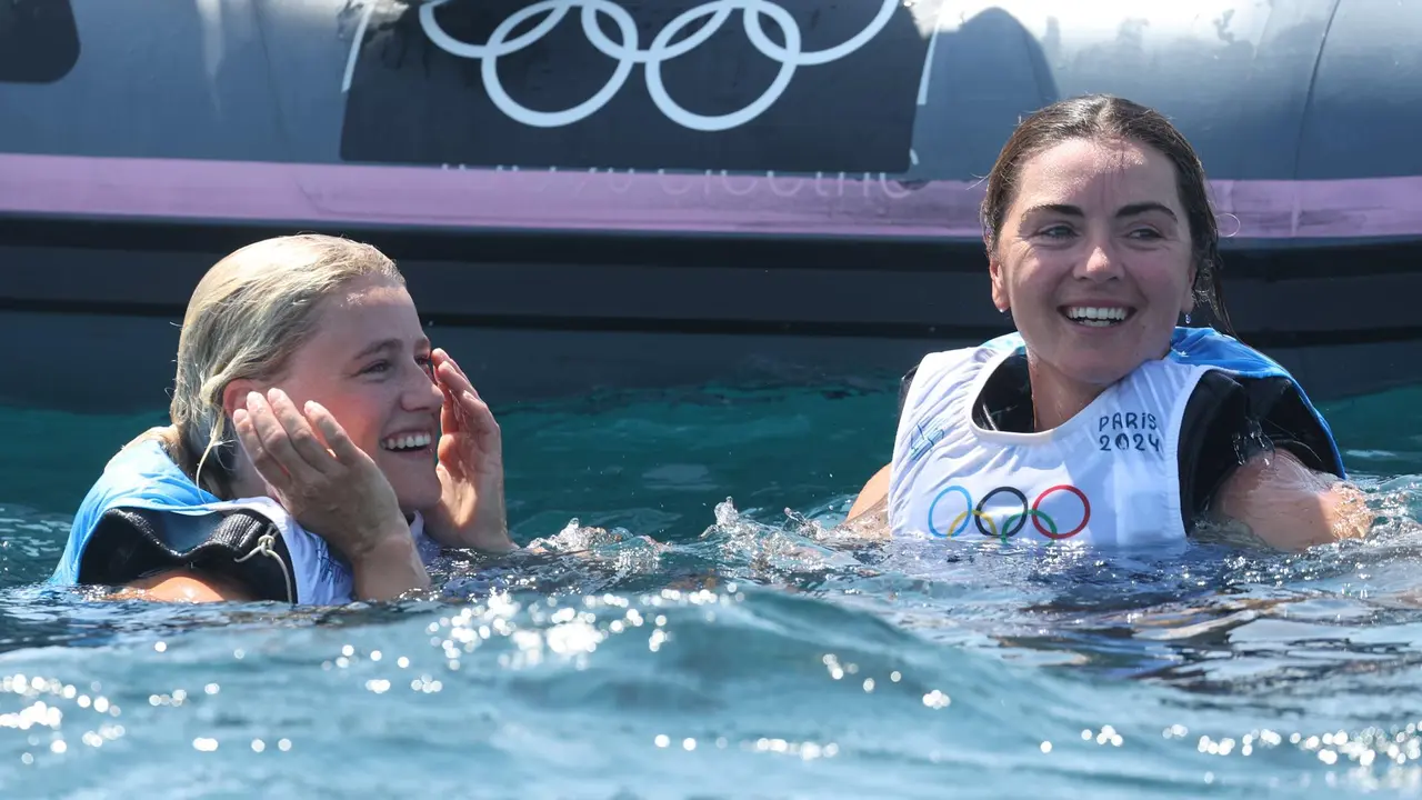 Las neerlandesas Odile Van Aanholt y Annette Duetz celebran el oro en el 49er FX . EFE/EPA/SEBASTIEN NOGIER