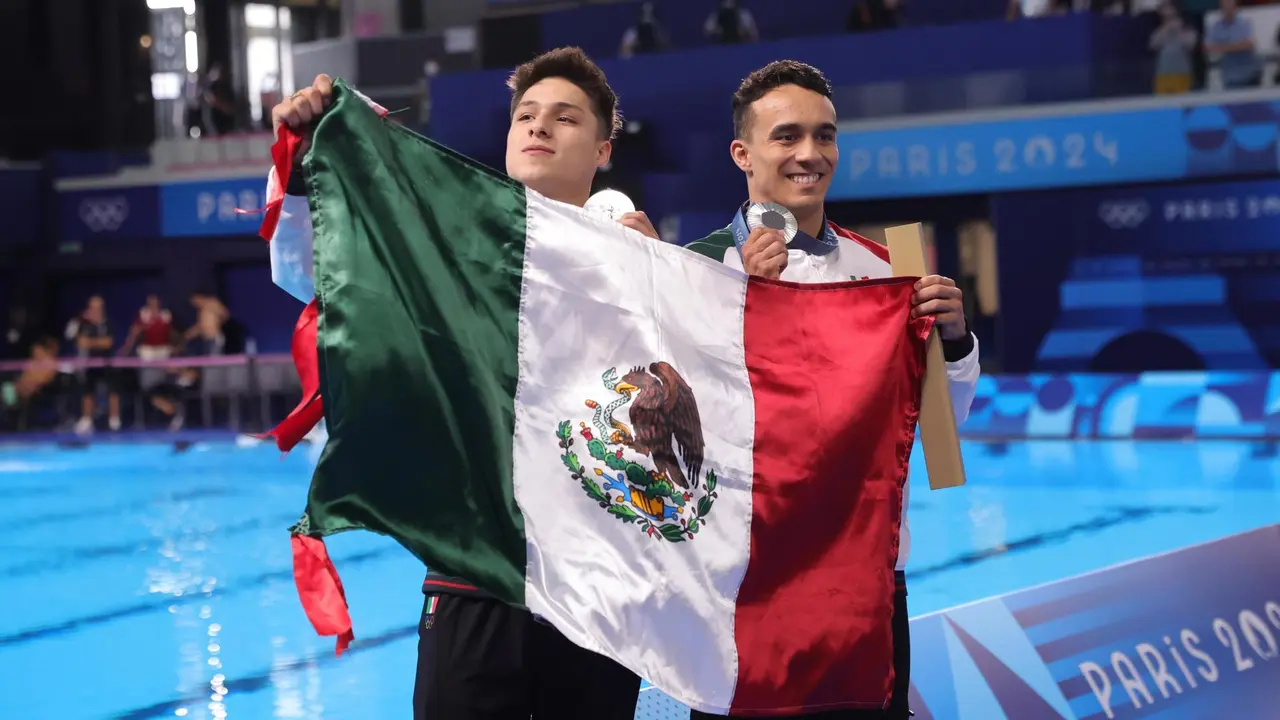 Los mexicanos Osmar Olvera Ibarra y Juan Manuel Celaya Hernandez tras la ganar la medalla de plata. EFE/EPA/TERESA SUAREZ