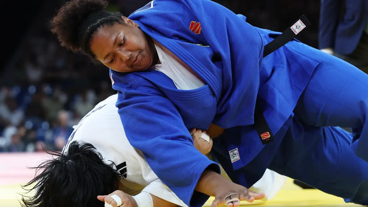 La brasile&ntilde;a Beatriz Souza (azul) se clasifici&oacute; este viernes a la final de la categor&iacute;a de +78 kilos de los Juegos de Par&iacute;s. EFE/EPA/DANIEL IRUNGU