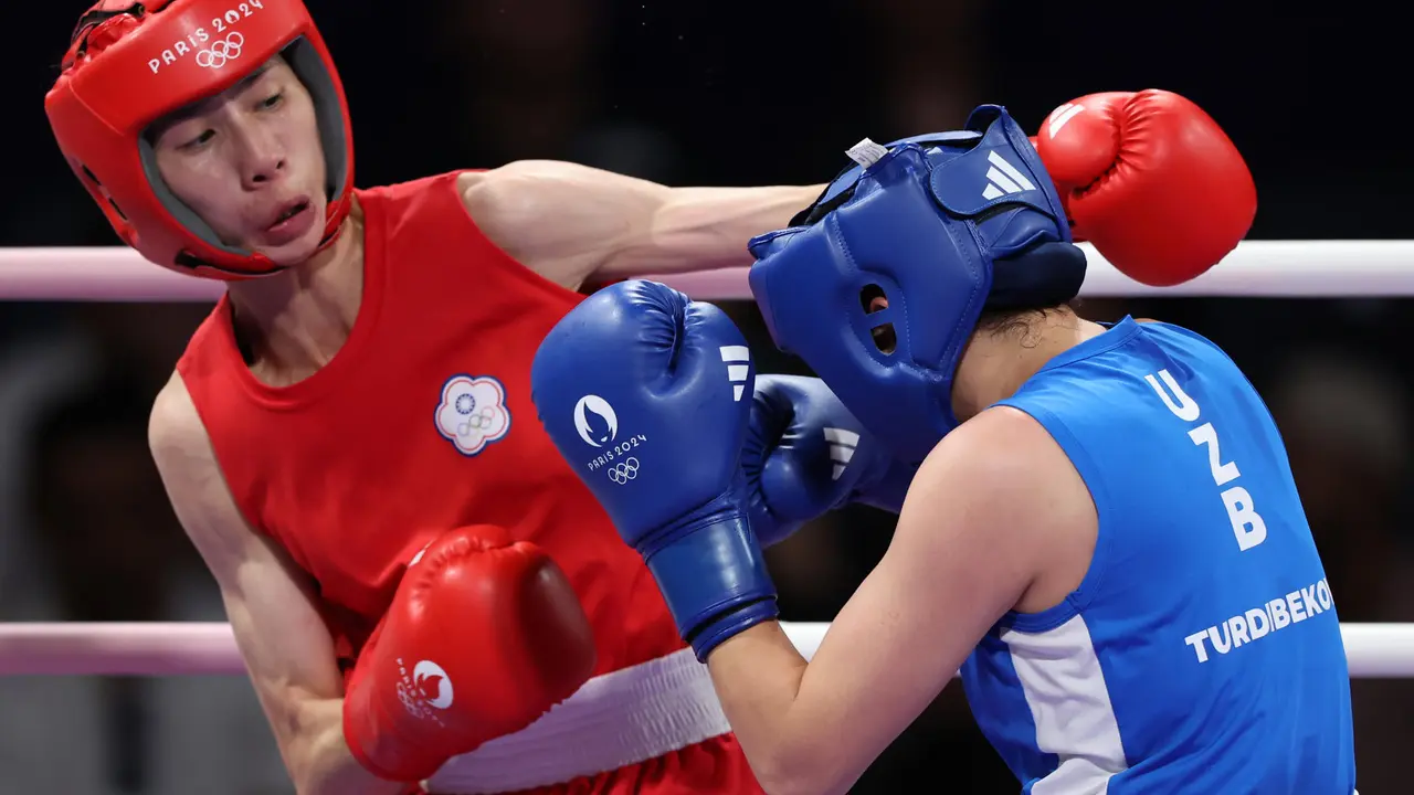 La boxeadora Yu Ting Lin (rojo), de Taipei, se enfrenta a la uzbeca Sitora Turdibekova durante su combate de boxeo femenino de 57kg de los Juegos Ol&iacute;mpicos de Par&iacute;s 2024 este viernes. EFE/ Miguel Guti&eacute;rrez
