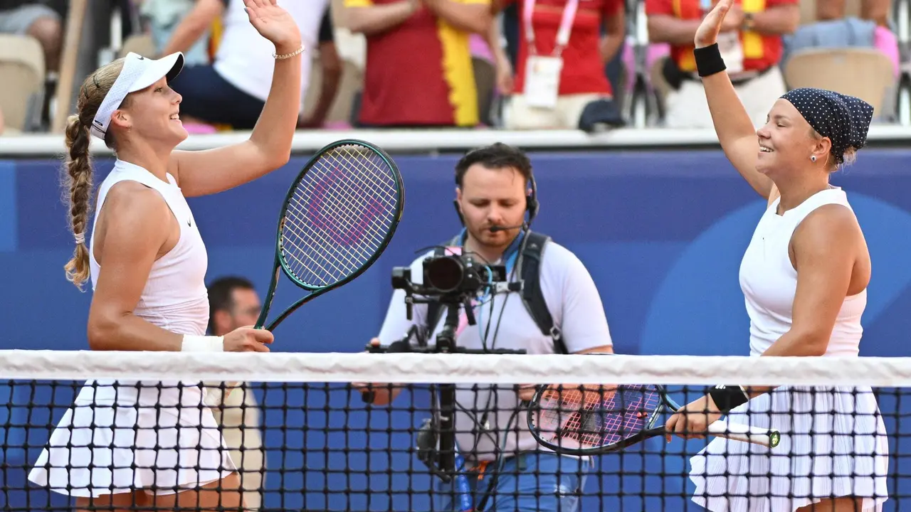 Mirra Andreeva y Diana Shnaider celebran su victoria sobre las espa&ntilde;olas Cristina Bucsa y Sara Sorribes. EFE/EPA/CAROLINE BLUMBERG