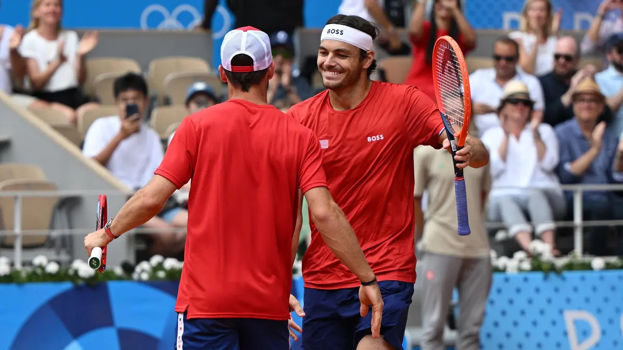 Los estadounidenses Taylor Fritz y Tommy Paul celebran su victoria en las pistas de Roland Garros en Paris, Francia. EFE/EPA/CAROLINE BLUMBERG