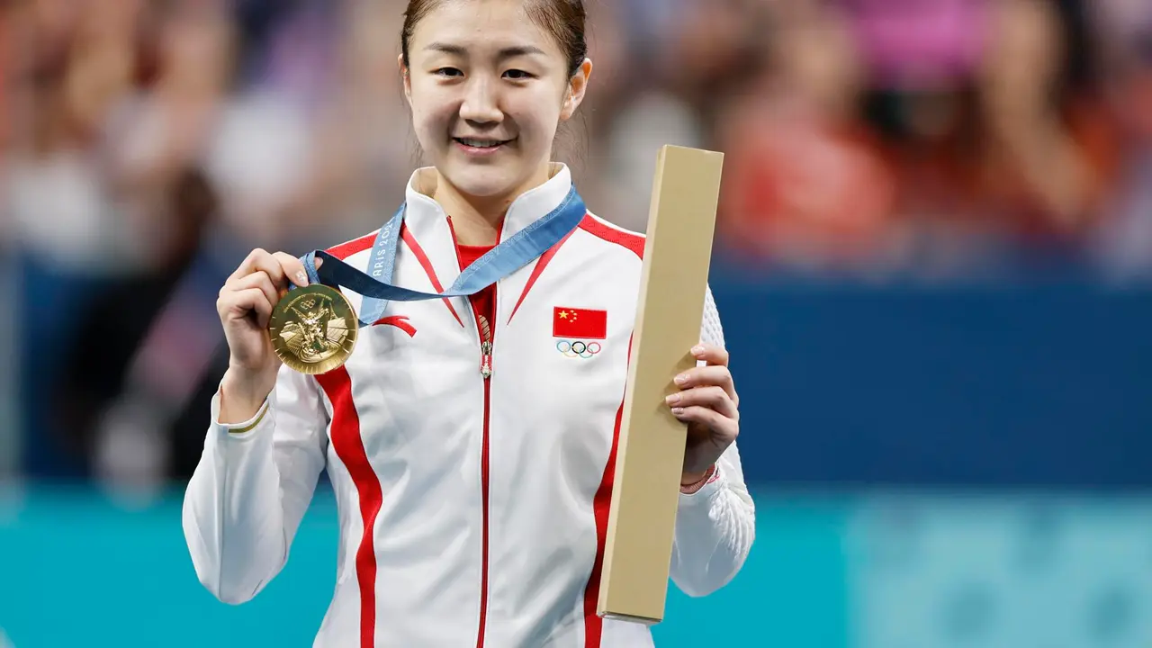 La medallista de oro en tenis de mesa Chen Meng en el South Paris Arena en Paris, Francia. EFE/EPA/TOLGA AKMEN