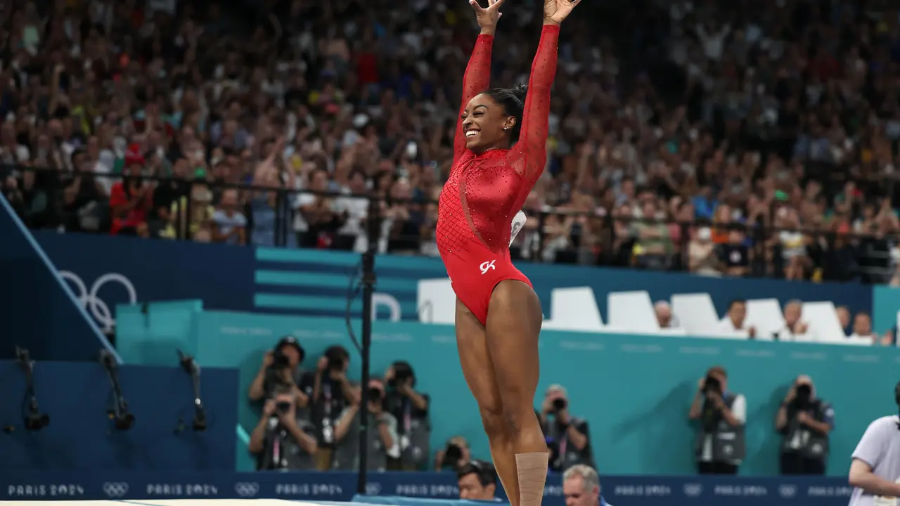 La estadounidense Simone Biles compite en la final femenina de salto de potro durante los Juegos Ol&iacute;mpicos de Par&iacute;s 2024 , en el Bercy Arena de la capital francesa. EFE/ Sashenka Gutierrez