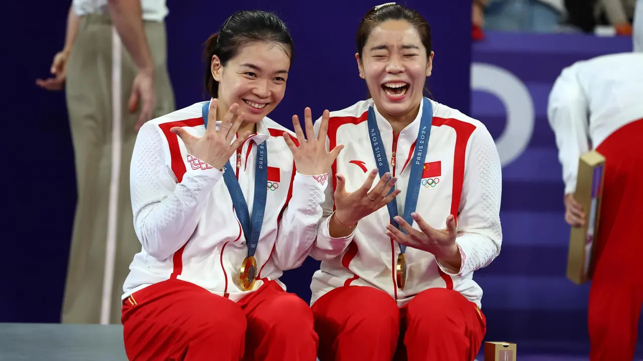 Las chinas Chen Qingchen y Jia Yifan celebran la victoria en el doble b&aacute;dminton en la La Chapelle Arena en Paris, Francia. EFE/EPA/DIVYAKANT SOLANKI