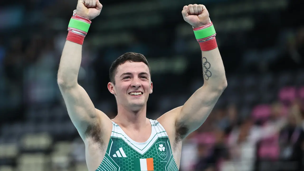 El holand&eacute;s Rhys Mc Clenaghan celebra la medalla de oro tras la final masculina de caballo con arcos durante los Juegos Ol&iacute;mpicos de Par&iacute;s 2024 , en el Bercy Arena de la capital francesa. EFE/ Sashenka Gutierrez