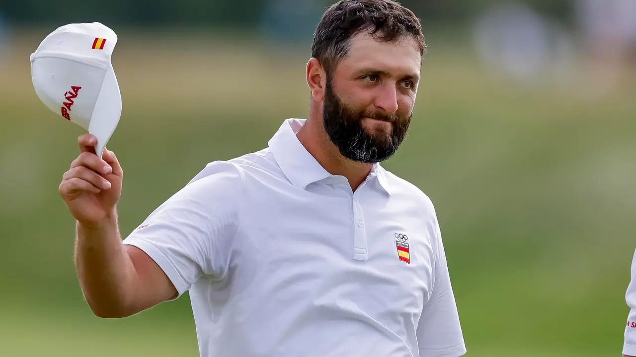 El espa&ntilde;ol Jon Rahm, l&iacute;der unto al estadounidense Xander Schauffele del torneo masculino de golf de los Juegos de Par&iacute;s 2024. EFE/EPA/ERIK S. LESSER