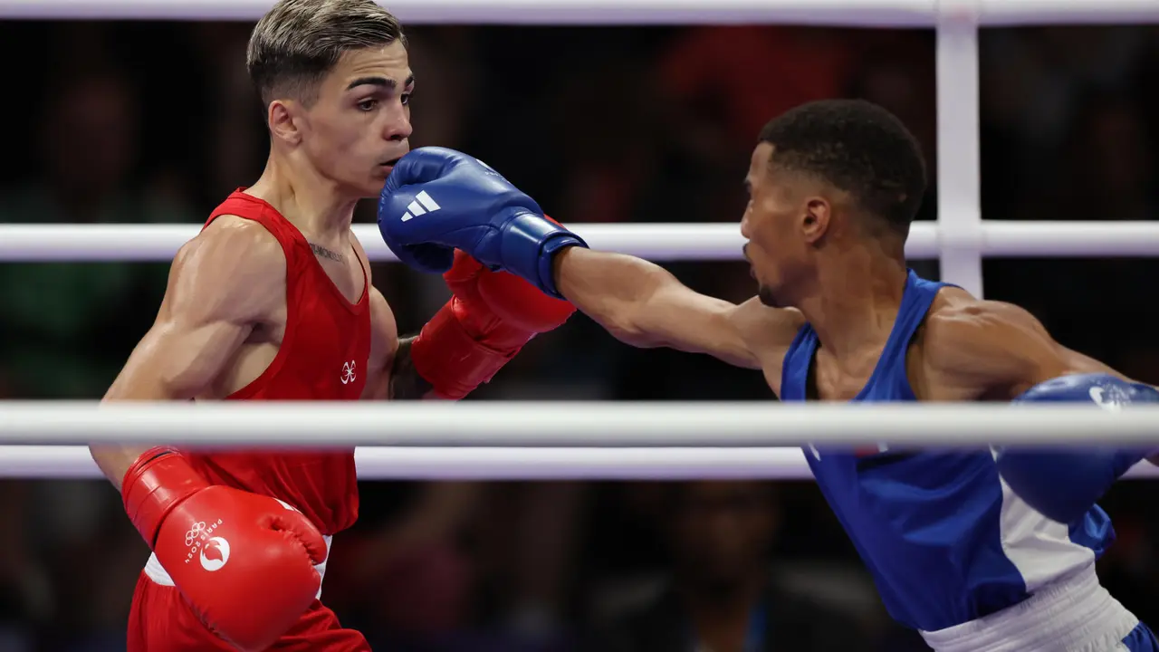 El seleccionador espa&ntilde;ol de boxeo, Rafael Lozano (rojo) en su combate ante el dominicano Yunior Alcantara Reyes. EFE/ MIGUEL GUTIERREZ