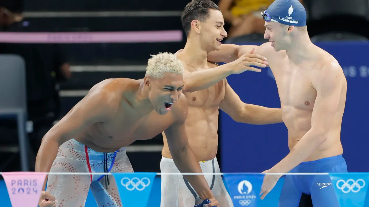 El equipo galo de relevos 4x100m estilos masculino con Leon Marchand (d) Clement Secchi (c) y Yohann Ndoye-Brouard celebra tras acabar primeros en su serie de los Juegos Ol&iacute;mpicos de Par&iacute;s 2024 este s&aacute;bado en Nanterre. EFE/Lavandeira Jr.