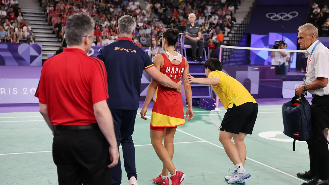 La jugadora espa&ntilde;ola Carolina Mar&iacute;n se retira tras lesionarse en su partido de semifinales de b&aacute;dminton de los Juegos Ol&iacute;mpicos de Par&iacute;s contra la china Bing Jiao He, en el pabell&oacute;n a Chapelle Arena. EFE/ Miguel Guti&eacute;rrez