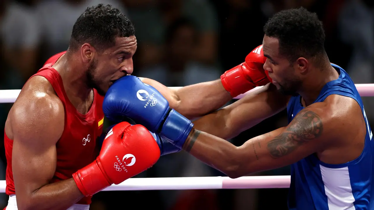 Enmanuel Reyes Pla, de Espa&ntilde;a (rojo), durante su combate ante Loren Berto Alfonso, de Azerbaiy&aacute;n (azul), en la semifinal masculina de 92 kg de las competiciones de Boxeo en los Juegos Ol&iacute;mpicos de Par&iacute;s 2024. EFE/EPA/ALI HAIDER