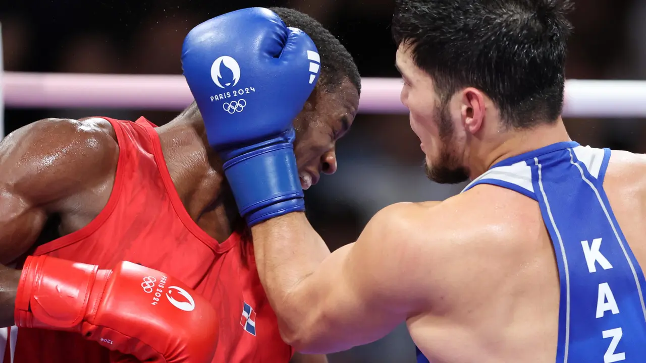 El boxeador kazajo Nurbek Oralbay (azul) se enfrenta al dominicano Javier Cristian Pinales (rojo). EFE/ Miguel Guti&eacute;rrez