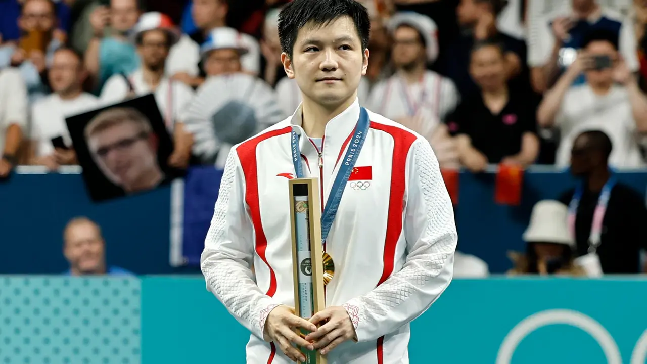 El chino Fan Zhendong con el oro al cuello tras ganar la final de Tenis de Mesa. EFE/EPA/TOLGA AKMEN