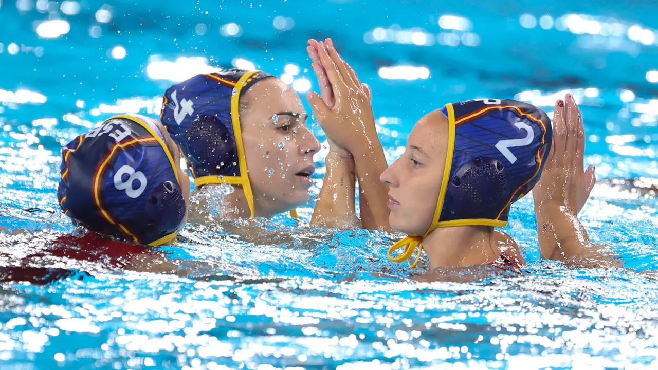 Las jugadoras espa&ntilde;olas celebran la victoria ante Italia tras el partido de waterpolo de la ronda preliminar, grupo B, entre Italia y Espa&ntilde;a, de los Juegos Ol&iacute;mpicos Par&iacute;s 2024, este domingo en Saint Denis, Francia.  EFE/ Kiko Huesca