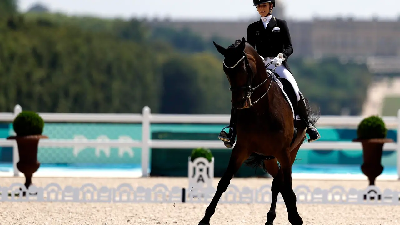 La alemana Jessica von Bredow-Werndl en el Castillo de Versalles, Francia. EFE/EPA/CAROLINE BREHMAN