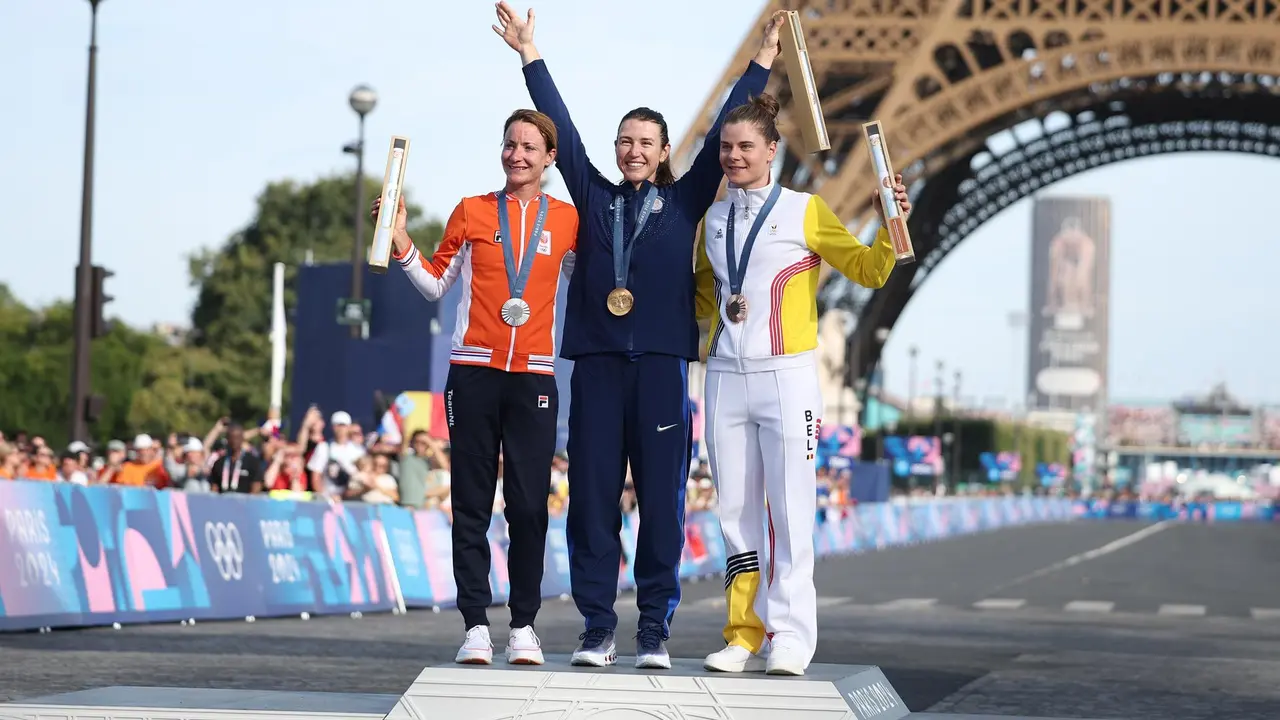 (I-D) La medallista de plata, la neerlandesa Marianne Vos, la campeona ol&iacute;mpica la estadounidense Kristen Faulkner y la belga y bronce Lotte Kopecky. EFE/EPA/CHRISTOPHE PETIT TESSON