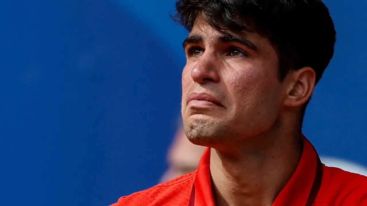 El tenista espa&ntilde;ol Carlos Alcaraz llora al perder ante el serbio Novak Djokovic tras la final individual masculina de tenis de los Juegos Ol&iacute;mpicos de Par&iacute;s 2024 este domingo, en la capital gala. EFE/Juanjo Mart&iacute;n