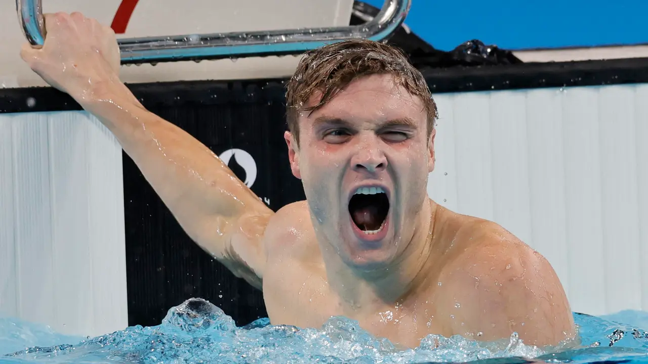 El nadador estadounidense Bobby Finke celebra la victoria y el conseguir un nuevo r&eacute;cord mundial en la final de 1500m Estilo libre masculino de los Juegos Ol&iacute;mpicos de Par&iacute;s 2024 este domingo, en Nanterre. EFE/Lavandeira Jr.