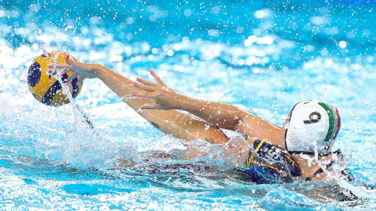 La boya italiana Valeria Palmieri (d) ante el equipo espa&ntilde;ol durante el partido de waterpolo de la ronda preliminar, grupo B, entre Italia y Espa&ntilde;a, de los Juegos Ol&iacute;mpicos Par&iacute;s 2024, este domingo en Saint Denis, Francia.  EFE/ Kiko Huesca