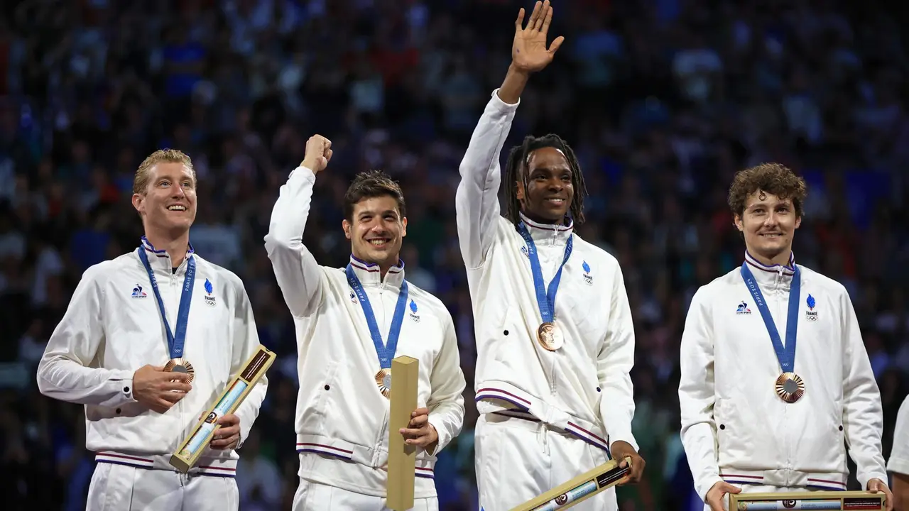 Los franceses con el bronce Enzo Lefort, Maxime Pauty, Julien Mertine, Maximilien Chastanet. EFE/EPA/MARTIN DIVISEK