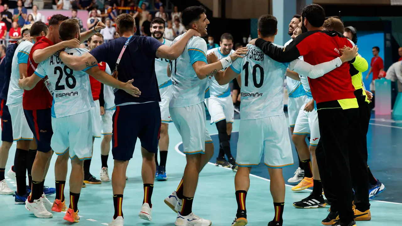 Los jugadores espa&ntilde;oles celebran la victoria ante Croacia durante el partido de ronda preliminar de balonmano masculino, entre Espa&ntilde;a y Croacia, en los Juegos Ol&iacute;mpicos Par&iacute;s 2024 que se celebra, este domingo, en la capital francesa. EFE/ Miguel To&ntilde;a