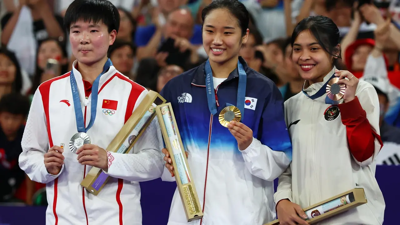 La china Bing Jiao He (iz) homenaje&oacute; a Carolina Mar&iacute;n posando en el podio con un pin de la delegaci&oacute;n espa&ntilde;ola en se&ntilde;al de cari&ntilde;o y apoyo. EFE/EPA/DIVYAKANT SOLANKI