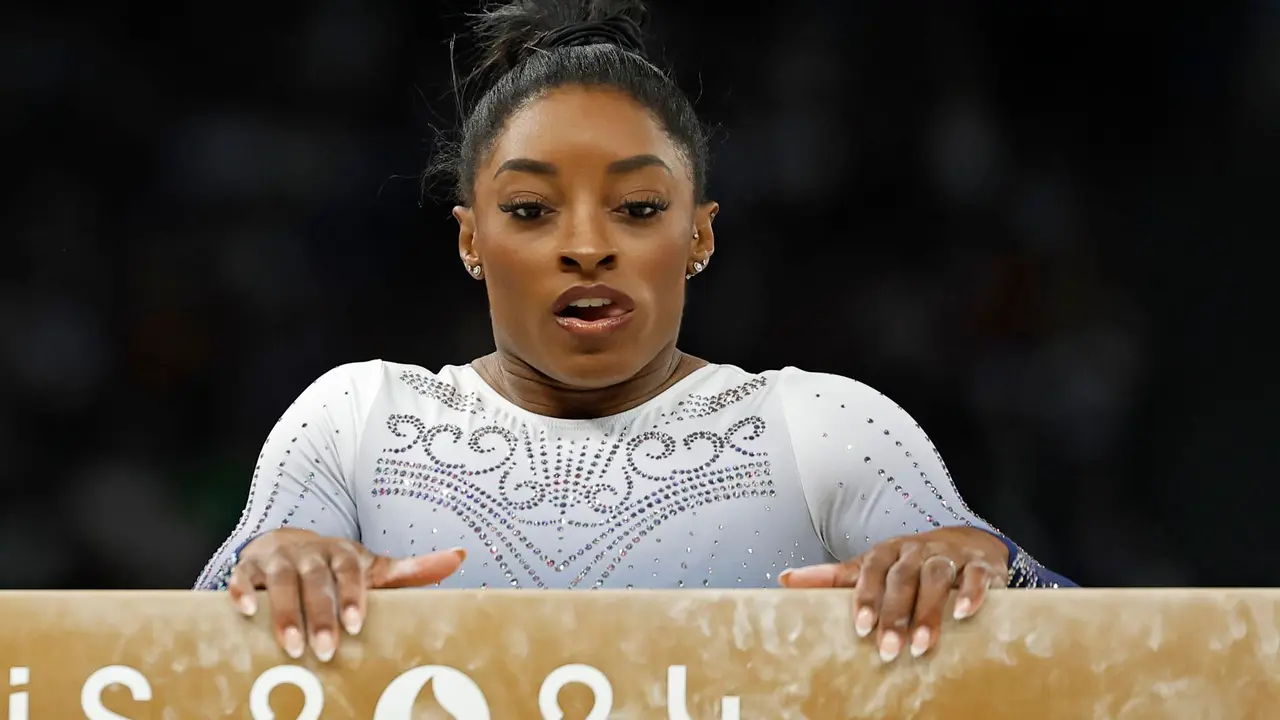 Simone Biles, durante la final de barra de los Juegos Ol&iacute;mpicos de par&iacute;s 2004, en la que qued&oacute; fuera del podio tras sufrir una ca&iacute;da. EFE/EPA/CAROLINE BREHMAN