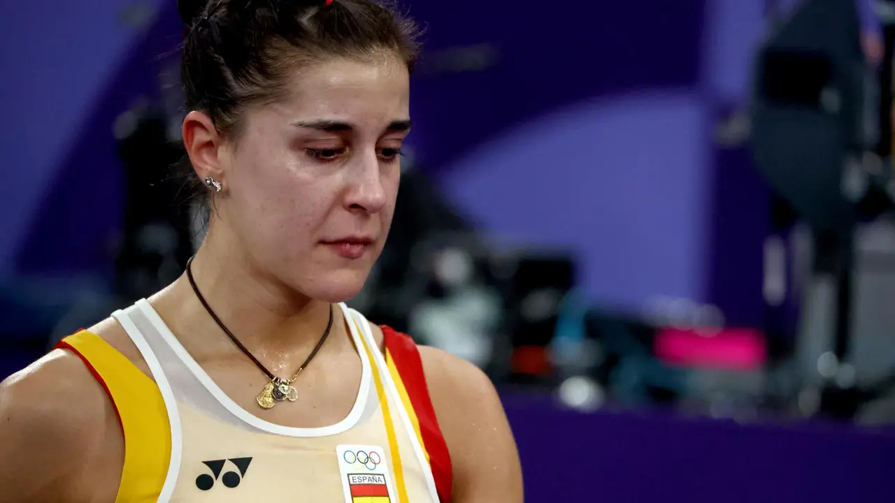 Carolina Mar&iacute;n, tras retirarse lesionada de la semifinal de los Juegos Ol&iacute;mpicos de Par&iacute;s 2024 que disputaba contra la china He Bing Jiao. EFE/EPA/DIVYAKANT SOLANKI