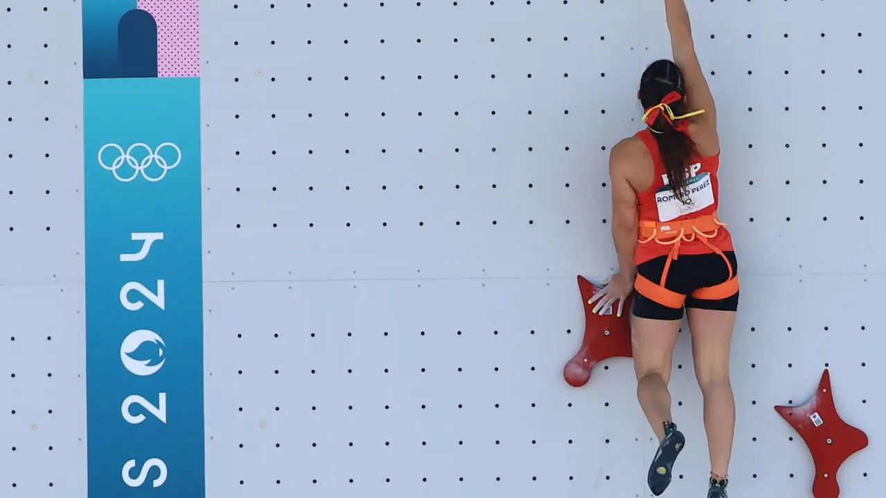 La espa&ntilde;ola Leslie Romero en un momento de su prueba frente a Rajah Sallsabillah de Indonesia, en la calificaci&oacute;n de velocidad femenina de escalada deportiva en los Juegos Ol&iacute;mpicos de Par&iacute;s 2024. EFE/EPA/MART&Iacute;N DIVISEK