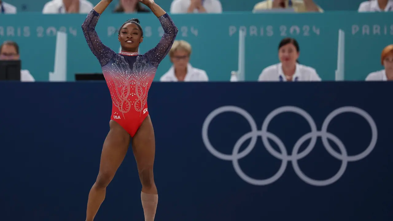 La gimnasta estadounidense Simone Biles saluda al  p&uacute;blico tras ejecutar su ejercicio en la final de suelo femenino de gimnasia art&iacute;stica de los Juegos Ol&iacute;mpicos de Par&iacute;s 2024, en el pabell&oacute;n Bercy Arena, este lunes, en Par&iacute;s. EFE/ Miguel Guti&eacute;rrez