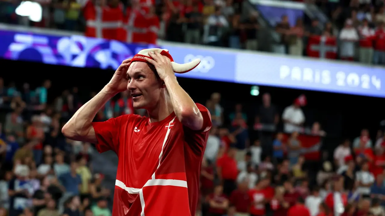 Viktor Axelsen revalid&oacute; el oro ol&iacute;mpico en la prueba individual masculina de b&aacute;dminton EFE/EPA/DIVYAKANT SOLANKI