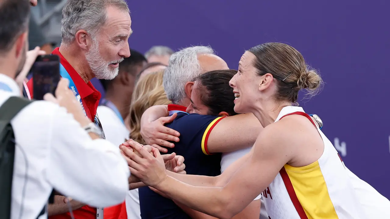 El rey Felipe VI saluda a la jugadora espa&ntilde;ola Sandra Ygueravide (d) tras la victoria ante las estadounidenses en la semifinal femenina de baloncesto 3x3, entre Estados Unidos y Espa&ntilde;a, celebrada en el marco de los Juegos Ol&iacute;mpicos Par&iacute;s 2024, este lunes, en la capital gala. EFE/ Miguel To&ntilde;a