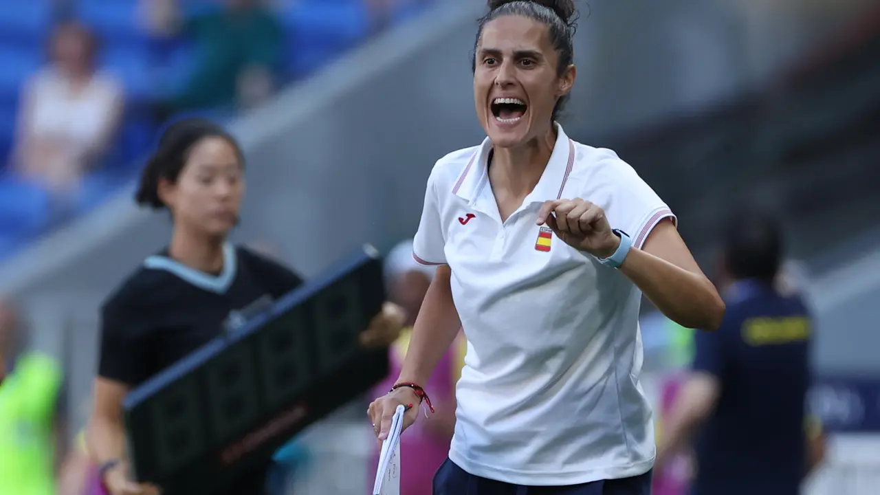 La entrenadora de Espa&ntilde;a Montse Tom&eacute; da instrucciones a sus jugadoras EFE/ Kiko Huesca