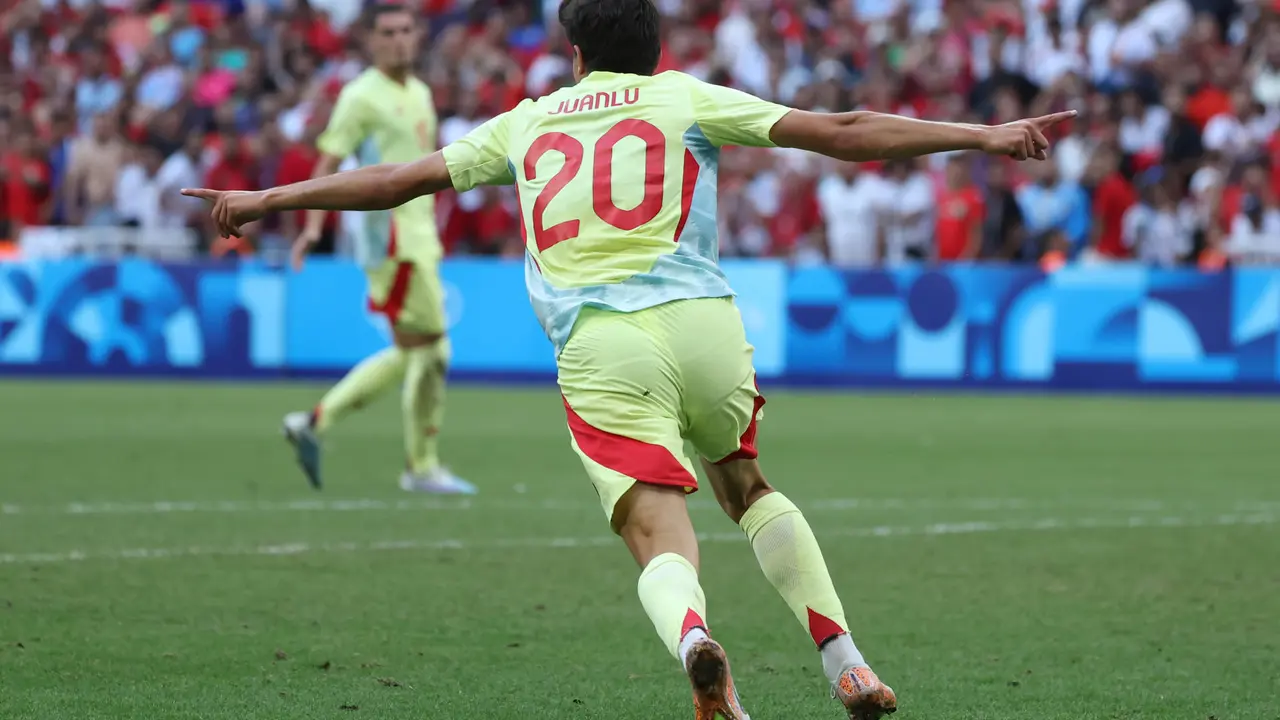 El defensa espa&ntilde;ol Juanlu (c) celebra tras anotar el 1-2 ante Marruecos durante el partido de semifinal de F&uacute;tbol, entre Espa&ntilde;a y Marruecos, en el marco de los Juegos Ol&iacute;mpicos Par&iacute;s 2024, este lunes, en Marsella, Francia. EFE/Kiko Huesca