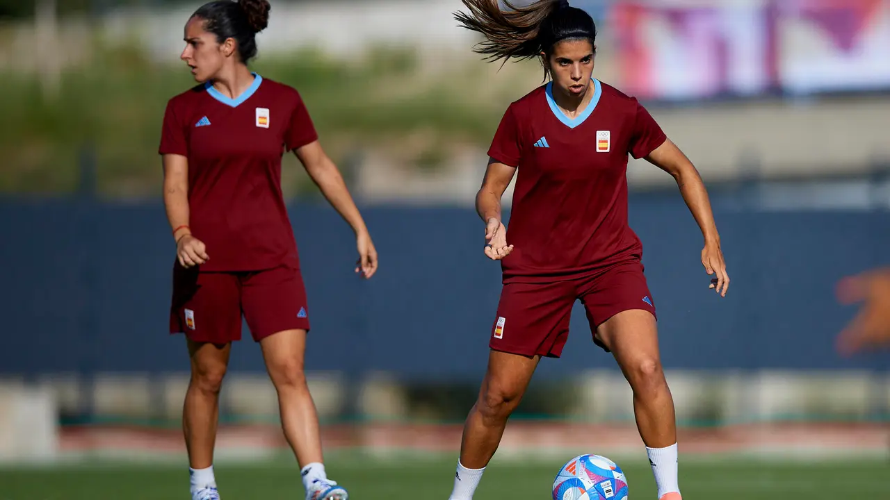 La selecci&oacute;n espa&ntilde;ola femenina de f&uacute;tbol entrena este lunes la parte mental y f&iacute;sica en Marsella con todas las jugadoras disponibles de cara al partido de semifinales de los Juegos Ol&iacute;mpicos de Par&iacute;s 2024 contra Brasil. EFE/RFEF/David Aliaga