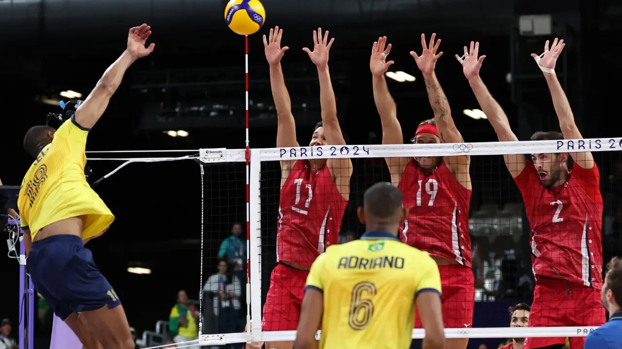 El braisle&ntilde;o Ricardo Lucarelli Souza (I) ante los estadounidenses Micah Christenson (2-I), Taylor Averill (2-d), y Aaron Russell. EFE/EPA/DANIEL IRUNGU