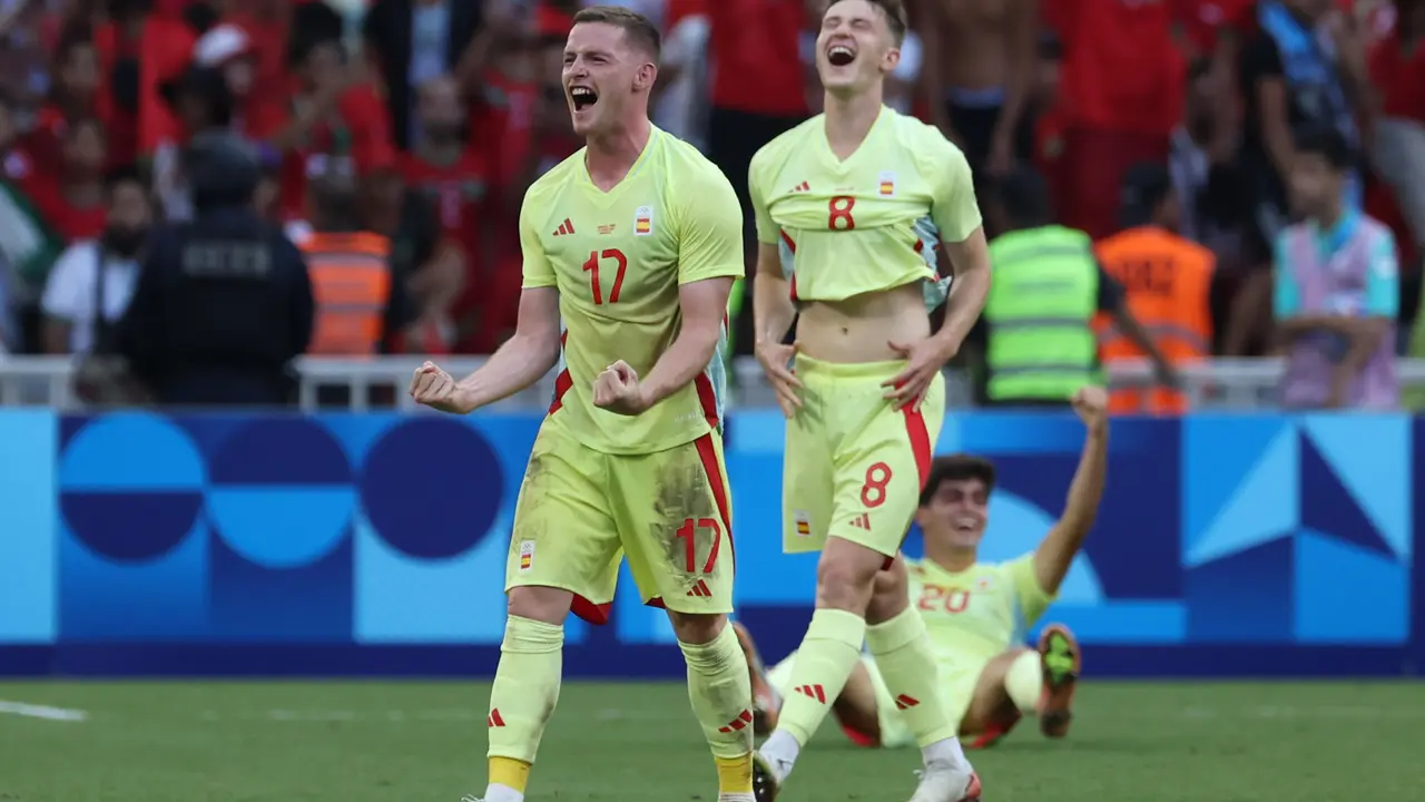 El defensa de Espa&ntilde;a Sergio G&oacute;mez (D) y su compa&ntilde;ero Benat Turrientes celebran el 1-2 y su pase a la final tras el partido de semifinal de F&uacute;tbol, entre Espa&ntilde;a y Marruecos, en el marco de los Juegos Ol&iacute;mpicos Par&iacute;s 2024, este lunes, en Marsella, Francia. EFE/Kiko Huesca