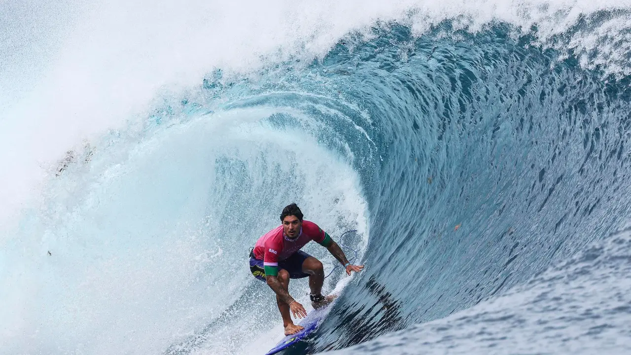 El surfista brasile&ntilde;o Gabriel Medina en acci&oacute;n en los Juegos Ol&iacute;mpicos Par&iacute;s 2024 en Teahupo'o, Tahiti. EFE/FAZRY ISMAIL